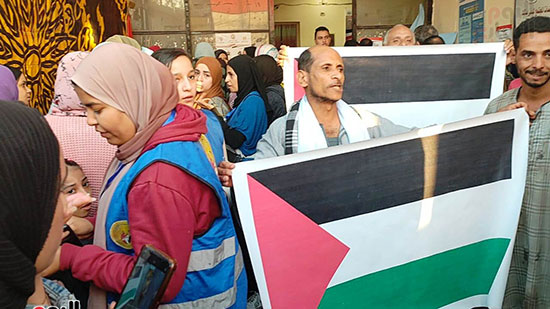 مواطنون-يرفعون-أعلام-فلسطين-أثناء-الإدلاء-بأصواتهم-بلجان-أسيوط-(11)