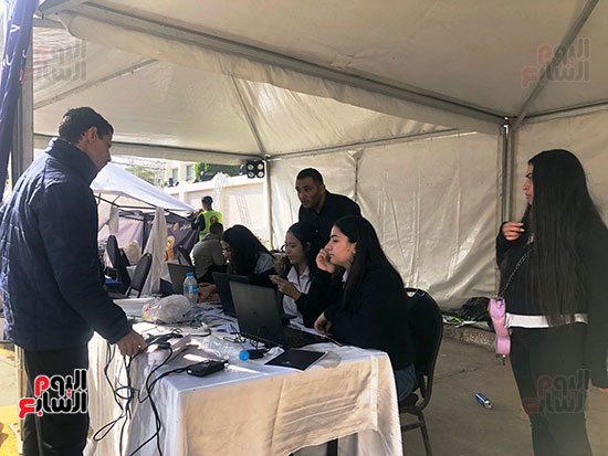 متطوعون يساعدون ذوى الهمم وكبار السن فى الوصول للجانهم الانتخابية (5)