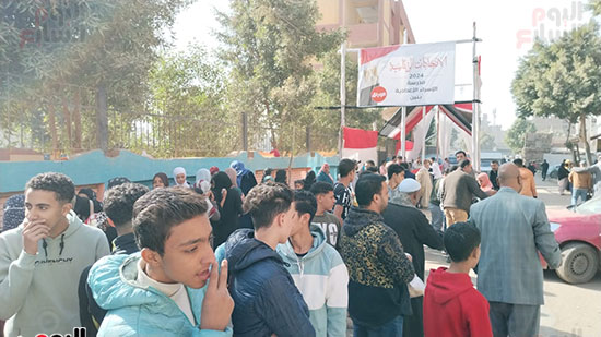 طوابير للشباب أمام مدرسة الإسراء بجزيرة محمد للمشاركة فى انتخابات الرئاسة (3)