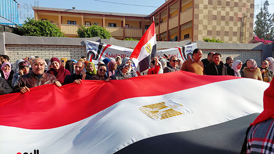 مسيرة بعلم مصر بطول 20 متر تصل أمام لجنة مدرسة ناصر الابتدائية بالمحلة (2)