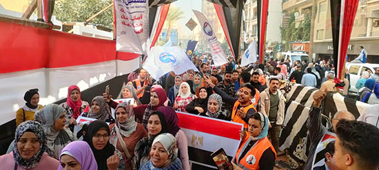 بالأعلام-المصرية..-حشود-أمام-لجان-انتخابات-الرئاسة-بالشرقية-(6)