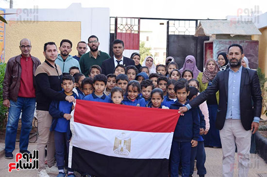 توافد حشود المعلمين على لجان الانتخابات بجنوب سيناء (2)