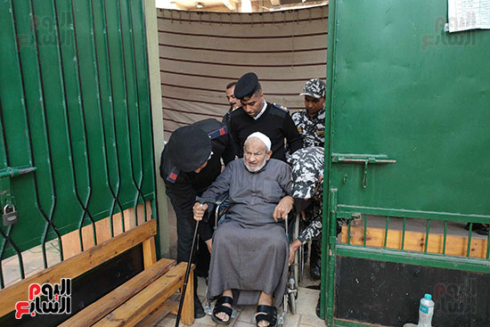 الشرطة تساعد كبار السن للإدلاء بأصواتهم في الإسكندرية
