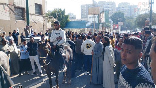 جابوا حصان ومزمار للاحتفال بالانتخابات (4)