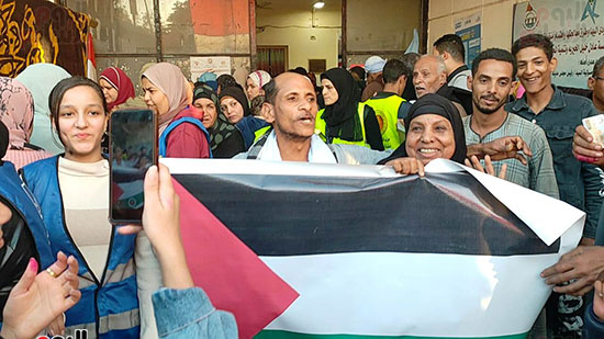 مواطنون-يرفعون-أعلام-فلسطين-أثناء-الإدلاء-بأصواتهم-بلجان-أسيوط-(7)
