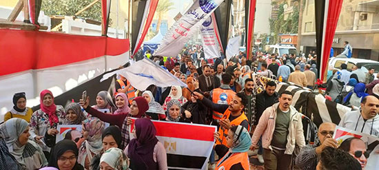 بالأعلام-المصرية..-حشود-أمام-لجان-انتخابات-الرئاسة-بالشرقية-(3)