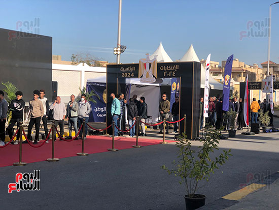 حشود-نسائية-وشبابية-أمام-مدرسة-سيزا-نبراوى-بالتجمع-(8)