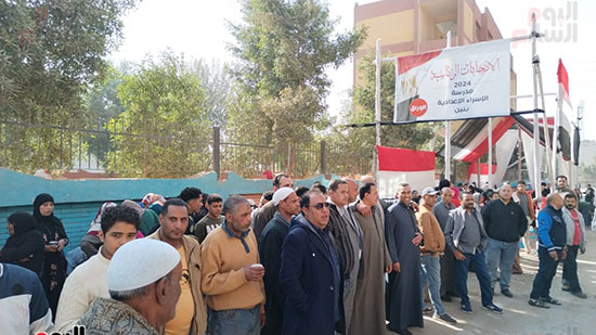 طوابير للشباب أمام مدرسة الإسراء بجزيرة محمد للمشاركة فى انتخابات الرئاسة (1)
