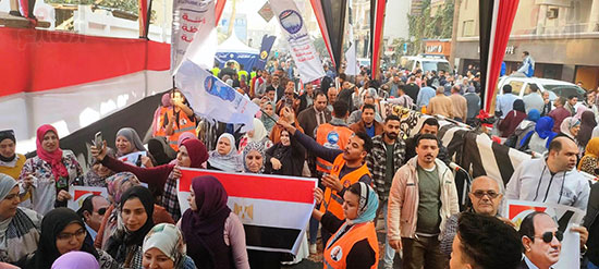 بالأعلام-المصرية..-حشود-أمام-لجان-انتخابات-الرئاسة-بالشرقية-(1)