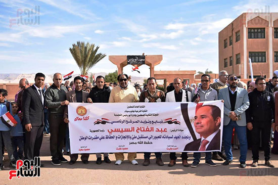 توافد حشود المعلمين على لجان الانتخابات بجنوب سيناء (1)
