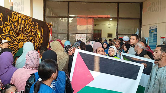 مواطنون-يرفعون-أعلام-فلسطين-أثناء-الإدلاء-بأصواتهم-بلجان-أسيوط-(6)