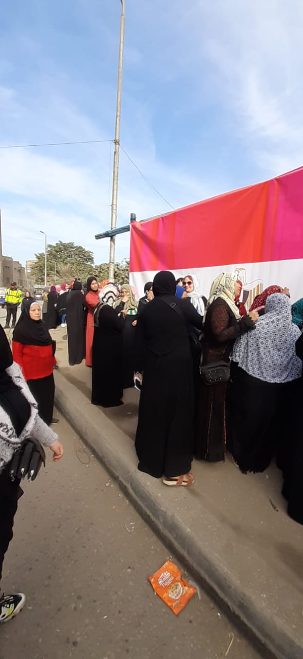 نساء منطقة دار السلام ينتظرن دورهن للدخول إلى لجنة التصويت