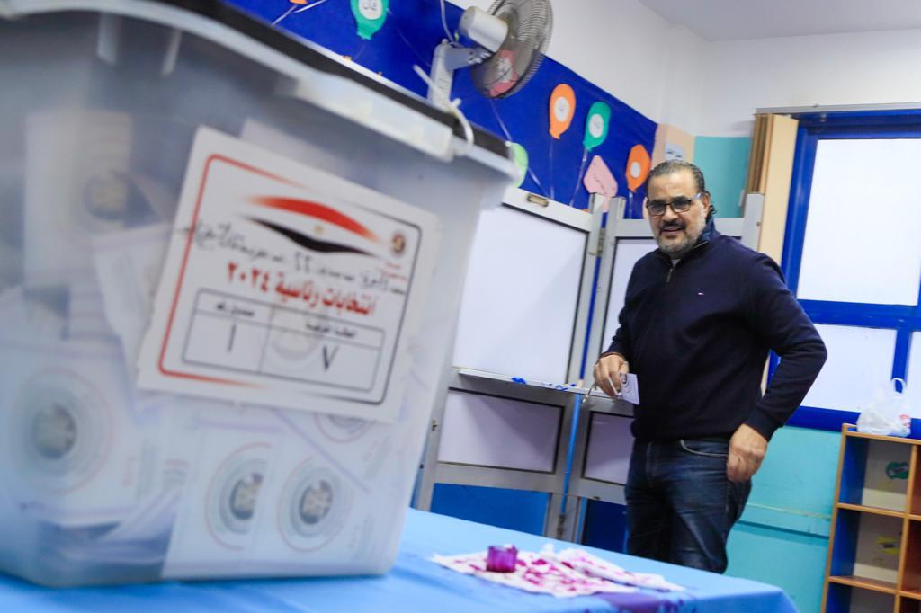 مجدي كامل يشارك في الانتخابات الرئاسية ويدلي بصوته في لجنته بالشيخ زايد (2)