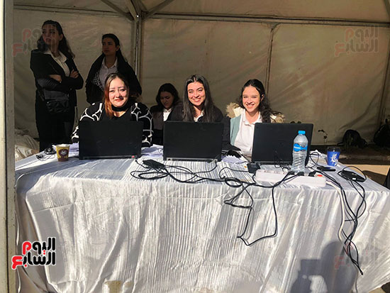 متطوعون يساعدون ذوى الهمم وكبار السن فى الوصول للجانهم الانتخابية (8)