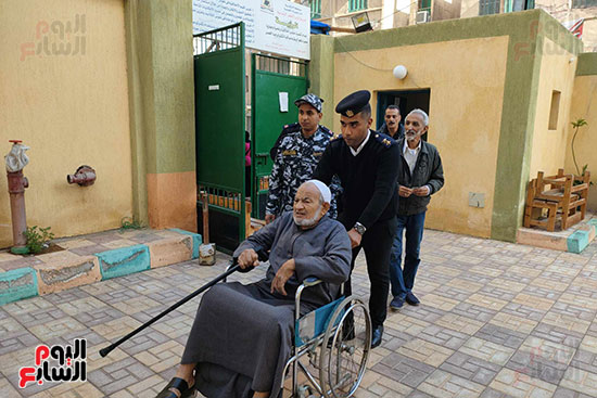 الشرطة في الإسكندرية تساعد كبار السن