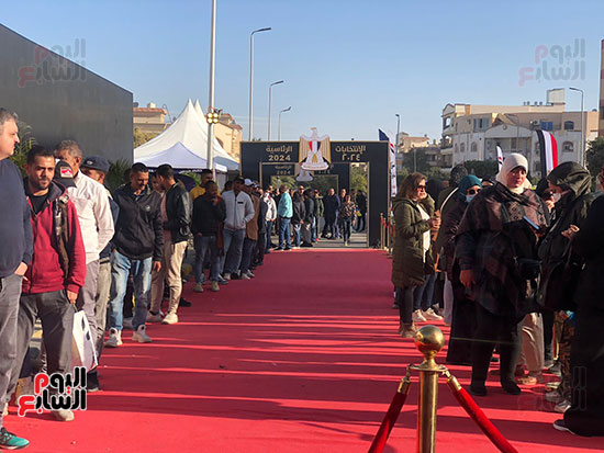 حشود-نسائية-وشبابية-أمام-مدرسة-سيزا-نبراوى-بالتجمع-(4)