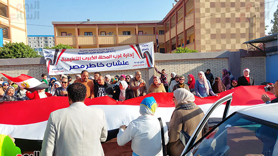 مسيرة بعلم مصر بطول 20 متر تصل أمام لجنة مدرسة ناصر الابتدائية بالمحلة (1)