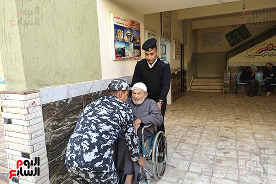 الشرطة بالإسكندرية تساعد كبار السن للإدلاء بأصواتهم