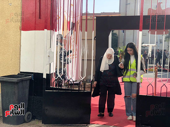 متطوعون يساعدون ذوى الهمم وكبار السن فى الوصول للجانهم الانتخابية (6)