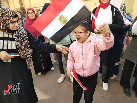 طفلة-من-ذوي-الهمم-ترفع-علم-مصر-أمام-لجان-انتخابية-في-الإسكندرية