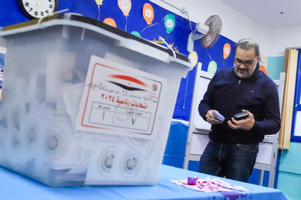 مجدي كامل يشارك في الانتخابات الرئاسية ويدلي بصوته في لجنته بالشيخ زايد (3)