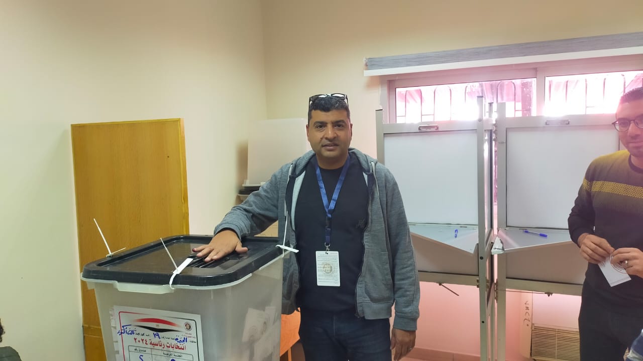 محمود بسيونى رئيس تحرير مبتدأ يدلى بصوته بانتخابات الرئاسة