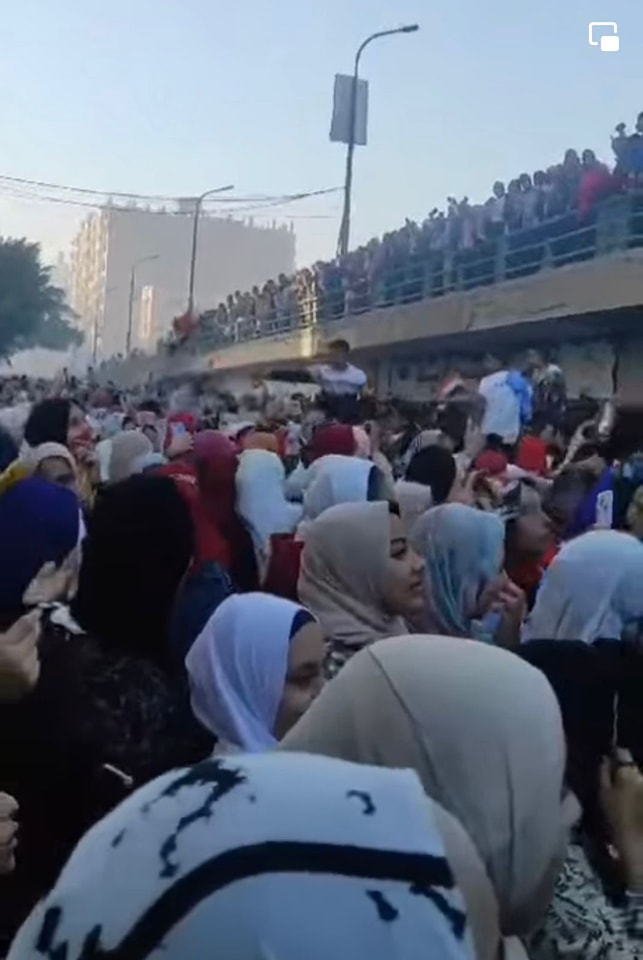 حشود من الشباب حشود من الشباب