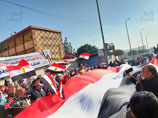 مسيرة بعلم مصر بطول 20 متر تصل أمام لجنة مدرسة ناصر الابتدائية بالمحلة (5)