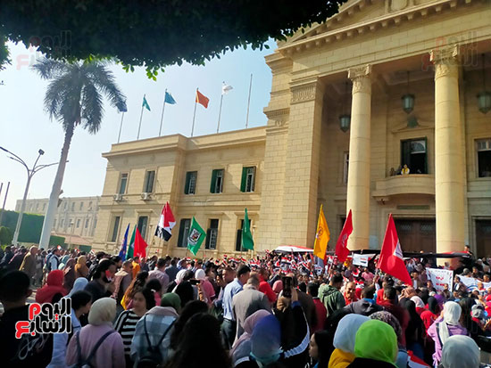 احتشاد طلاب جامعة القاهرة أمام القبة (2)