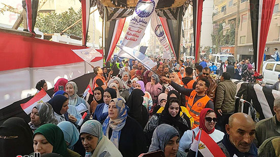 بالأعلام-المصرية..-حشود-أمام-لجان-انتخابات-الرئاسة-بالشرقية-(4)