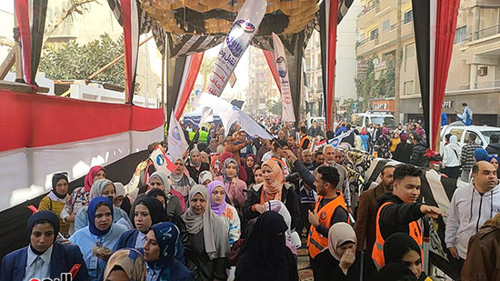 بالأعلام-المصرية..-حشود-أمام-لجان-انتخابات-الرئاسة-بالشرقية-(2)