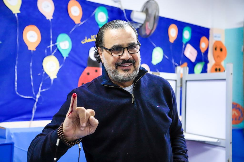 مجدي كامل يشارك في الانتخابات الرئاسية ويدلي بصوته في لجنته بالشيخ زايد (4)