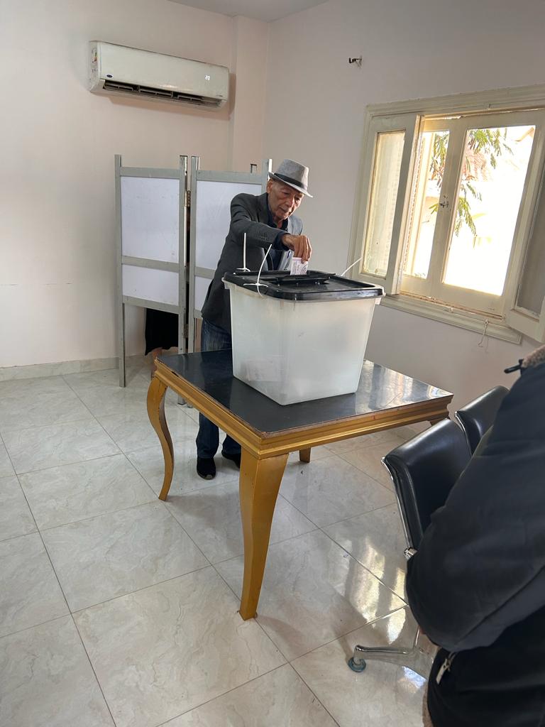  أحمد شيحا يجرى عملية التصويت ف ىالانتخابات 2024 (2)