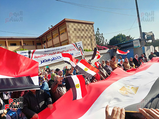 مسيرة بعلم مصر بطول 20 متر تصل أمام لجنة مدرسة ناصر الابتدائية بالمحلة (4)