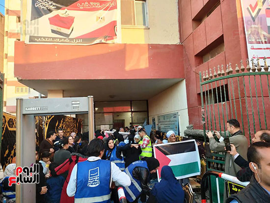 مواطنون-يرفعون-أعلام-فلسطين-أثناء-الإدلاء-بأصواتهم-بلجان-أسيوط-(1)