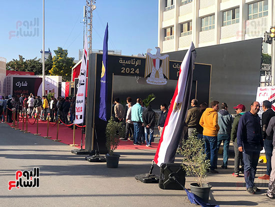 حشود-نسائية-وشبابية-أمام-مدرسة-سيزا-نبراوى-بالتجمع-(2)