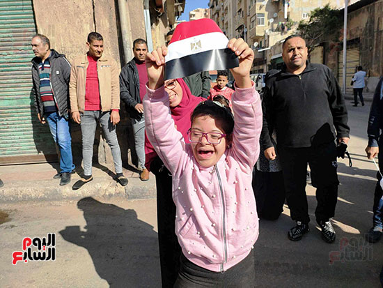 طفلة-من-ذوي-الهمم-أمام-لجنة-انتخابية-في-الإسكندرية