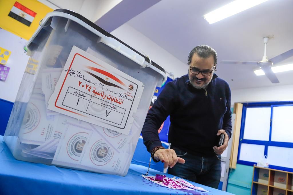مجدي كامل يشارك في الانتخابات الرئاسية ويدلي بصوته في لجنته بالشيخ زايد (1)