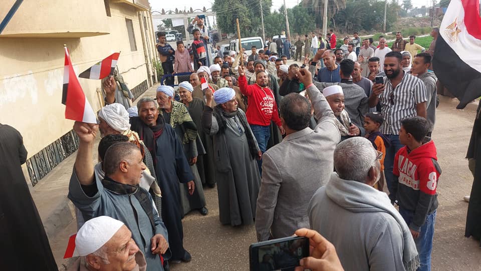 أهالى القرية يرفعون أعلام مصر حول اللجان الانتخابية