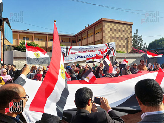 مسيرة بعلم مصر بطول 20 متر تصل أمام لجنة مدرسة ناصر الابتدائية بالمحلة (3)