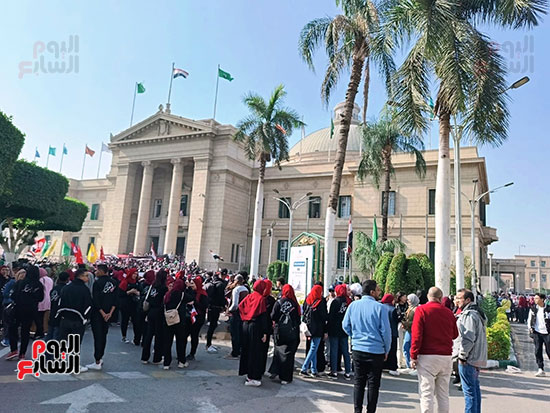 احتشاد طلاب جامعة القاهرة أمام القبة (1)