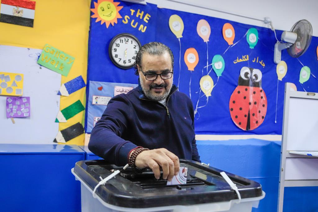 مجدي كامل يشارك في الانتخابات الرئاسية ويدلي بصوته في لجنته بالشيخ زايد (6)