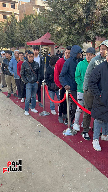 أهالي-المقطم-في-طوابير-للإدلاء-بأصواتهم-(3)