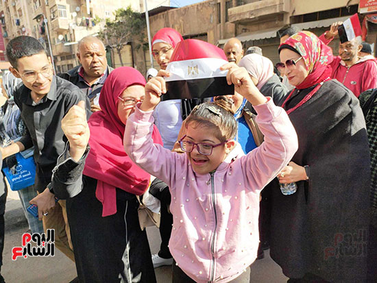 طفلة-من-ذوي-الهمم-تشارك-مع-والدتها-أمام-لجنة-انتخابية-بالإسكندرية