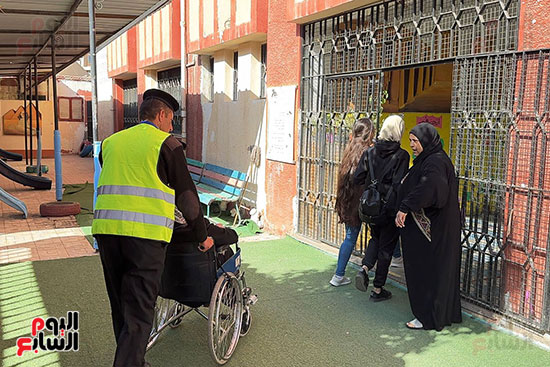 الشرطة تساعد كبار السن للإدلاء بأصواتهم فى الإسكندرية (2)
