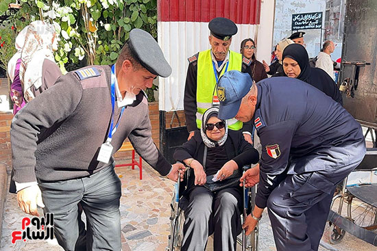 الشرطة تساعد كبار السن للإدلاء بأصواتهم فى الإسكندرية (4)