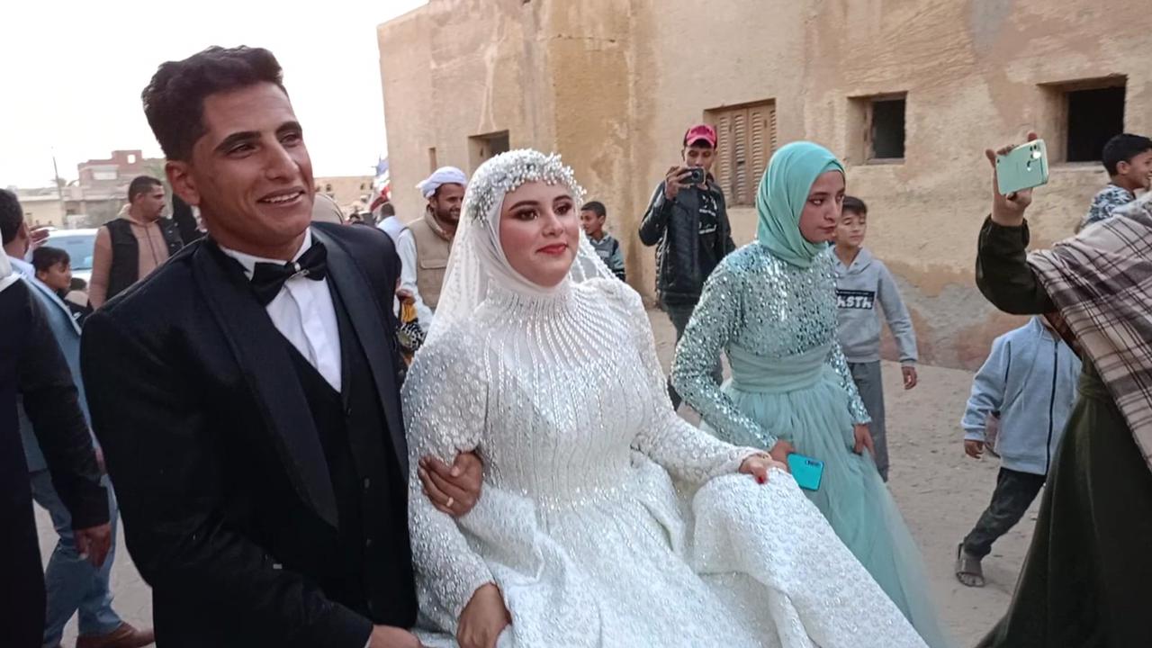 عروسان يحرصان على الإدلاء بصوتهما فى شمال سيناء