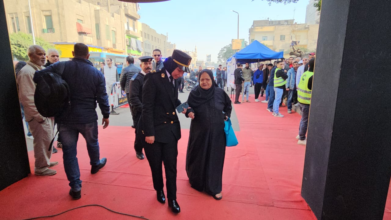 الشرطة تساعد كبار السن في لجان العباسية