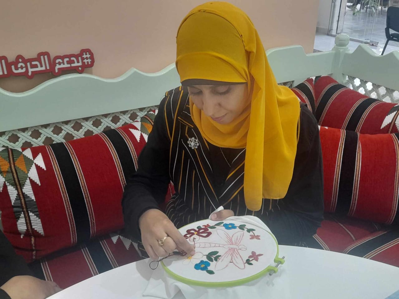 زينب من ذوى الهمم تبدع فى أعمال التطريز  (5)