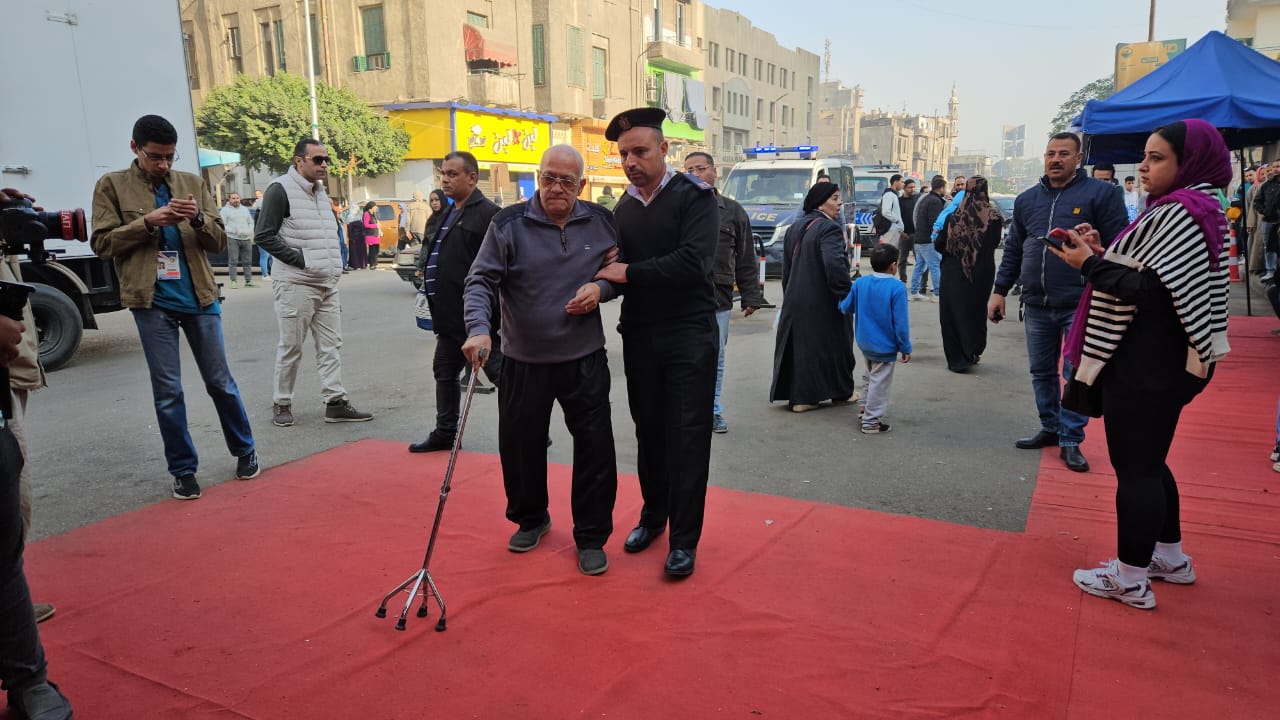  الشرطة تساعد كبار السن في الانتخابات